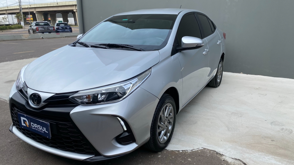 toyota yaris 1.5 16v flex xs multidrive 4p automatico 2025