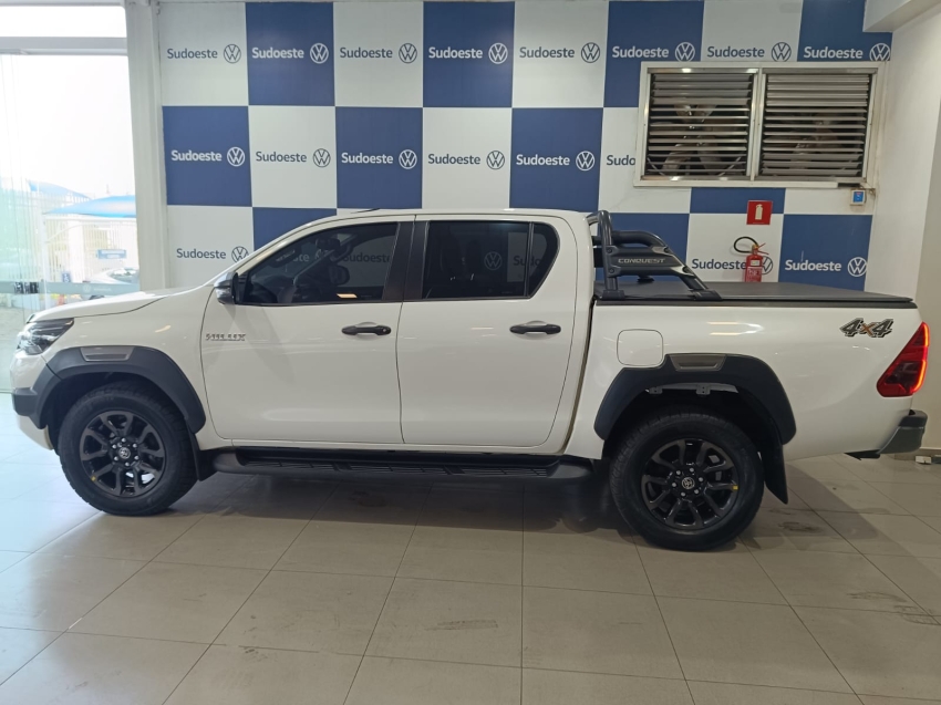 toyota hilux 2.8 d-4d turbo diesel cd conquest 4x4 automatico 4p 2024