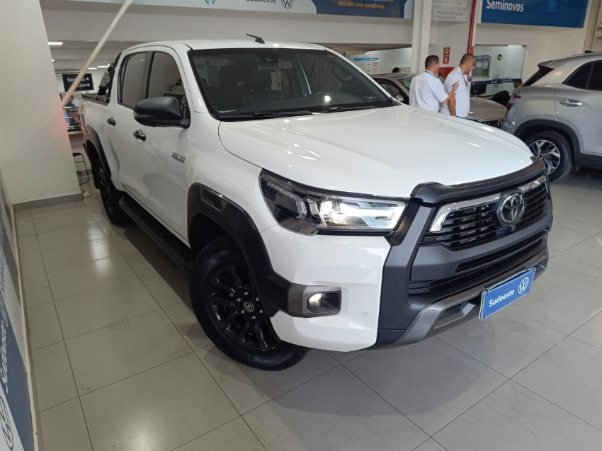 toyota hilux 2.8 d-4d turbo diesel cd conquest 4x4 automatico 4p 2024