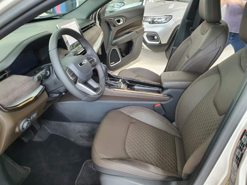 jeep commander 2.2 turbo diesel overland at9 26/26 0km2