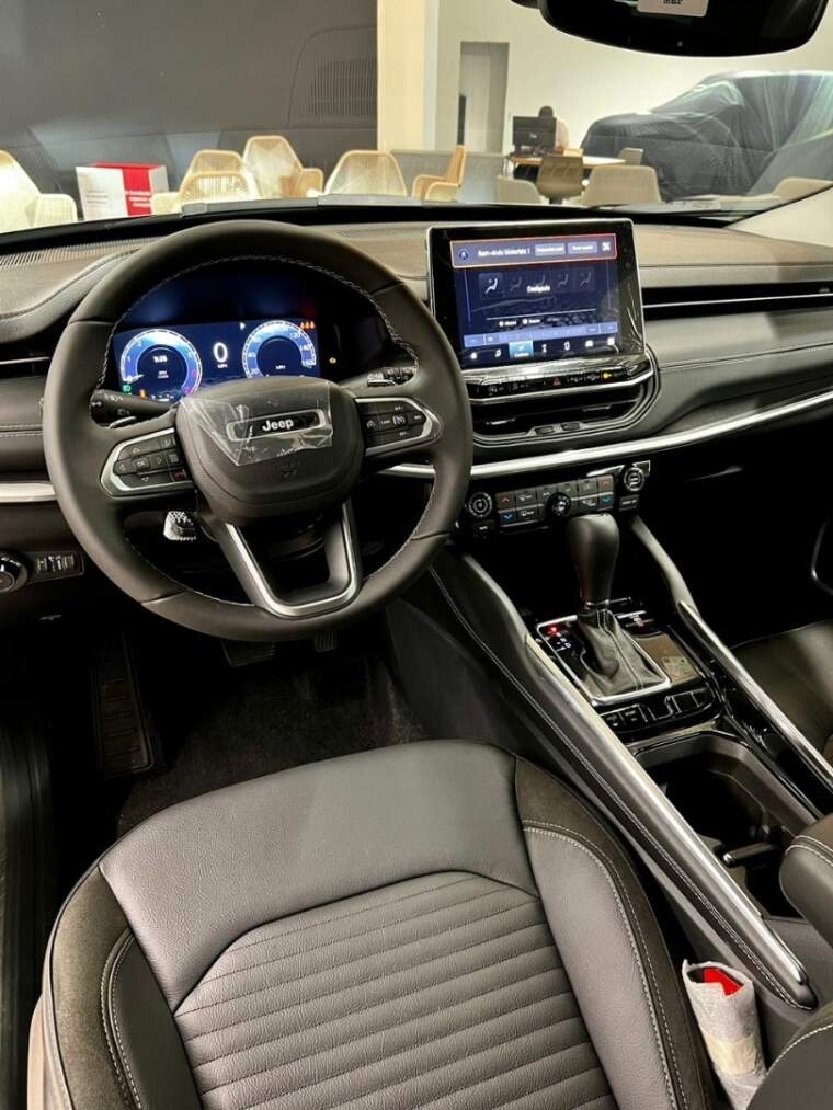 jeep commander 1.3 t270 turbo flex longitude at6 25/26 7l 0km4