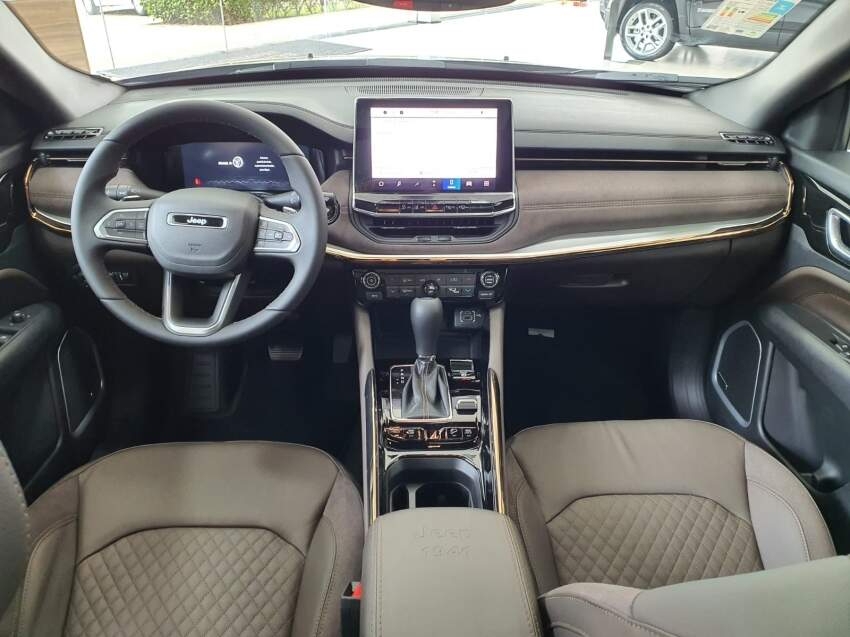 jeep commander 2.2 turbo diesel overland at9 26/26 0km3