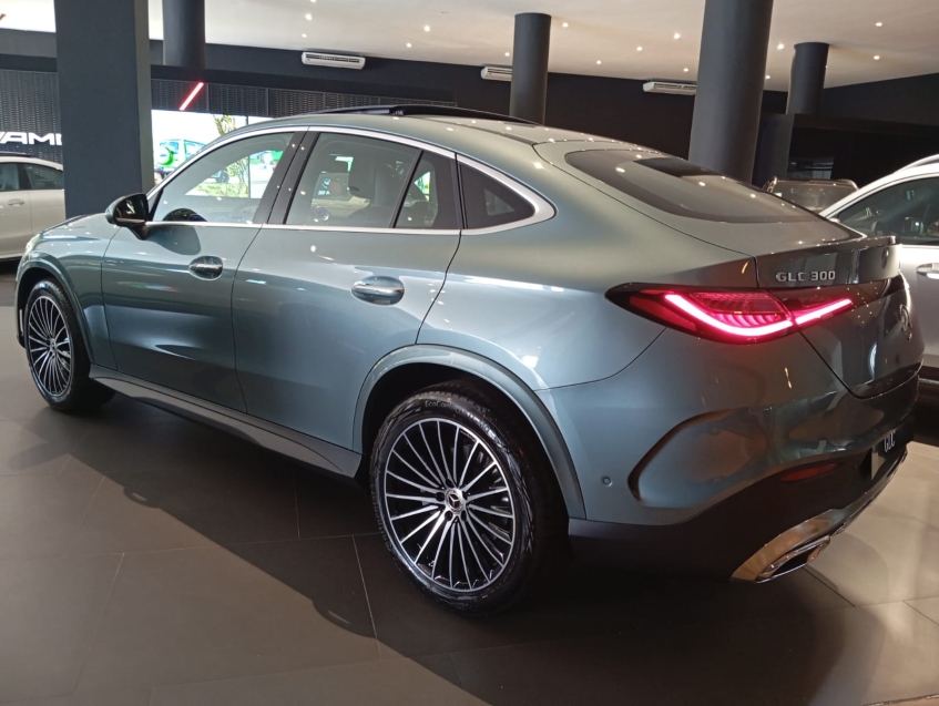 mercedes-benz glc 300 2.0 mhev amg line coupe 4matic 9g-tronic hibrido 5p manual 202612