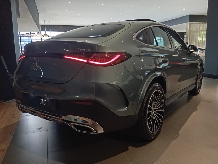 mercedes-benz glc 300 2.0 mhev amg line coupe 4matic 9g-tronic hibrido 5p manual 202613