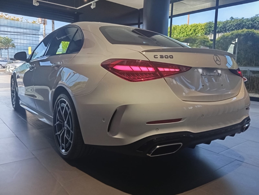 mercedes-benz c 300 2.0 eq boost hibrido amg line 9g-tronic 4p automatico 202613