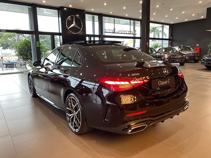 mercedes-benz c 300 2.0 eq boost hibrido amg line 9g-tronic 4p automatico 2025