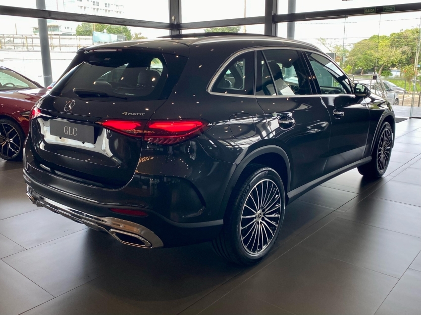 mercedes-benz glc 300 2.0 mhev amg line 4matic 9g-tronic.