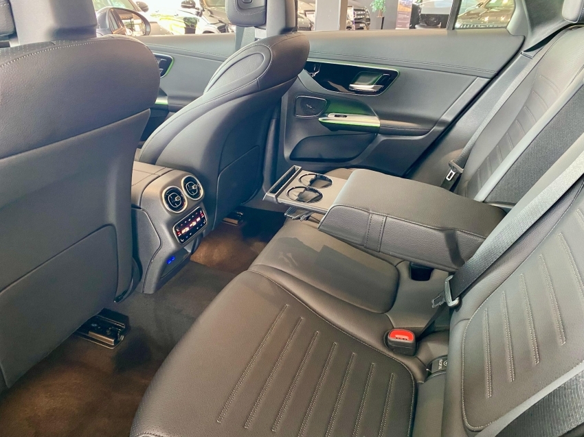 mercedes-benz glc 300 2.0 mhev amg line 4matic 9g-tronic.