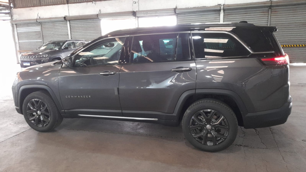 jeep commander 1.3 t270 turbo flex longitude at6 1.7 5p automatico 2026