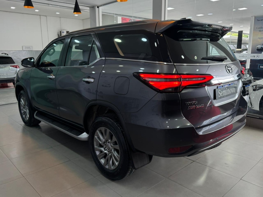 toyota hilux sw4 2.8 d-4d turbo diesel srx 7l 4x4 automatico 4p 20224