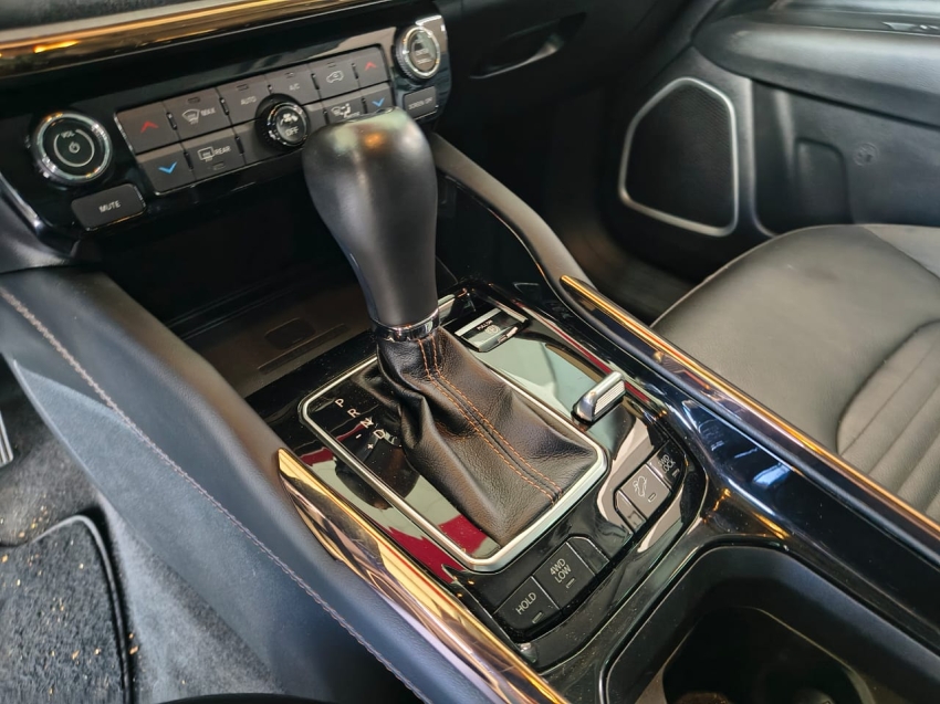 jeep commander 2.0 td380 turbo diesel limited at9 4p automatico 202213