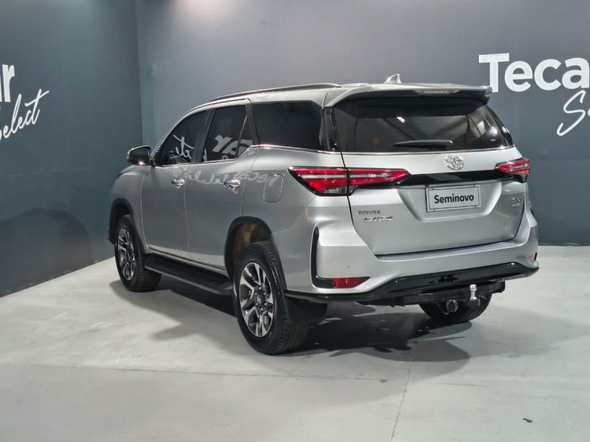 toyota hilux 2.8 d-4d turbo diesel cd srx 4x4 automatico 4p 202413