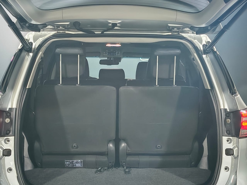 toyota hilux 2.8 d-4d turbo diesel cd srx 4x4 automatico 4p 202414