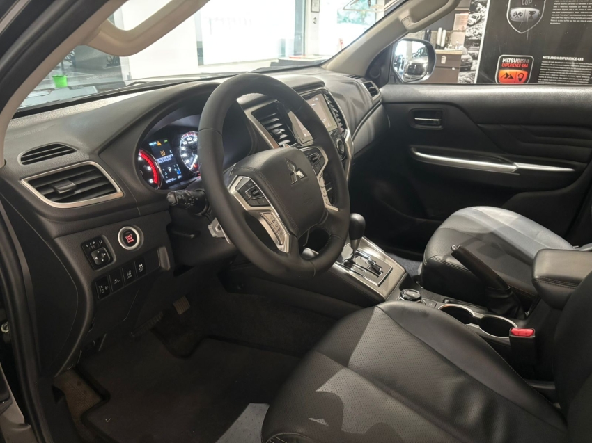 mitsubishi l200 triton 2.4 16v turbo diesel sport hpe-s cd 4p 4x4 automatico 2024
