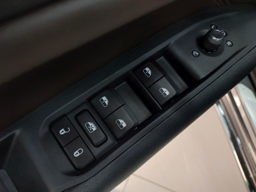 jeep commander overland t270 1.3 2023 flex 4p automatico jeep commander overland t270 1.3 2023 flex 4p automatico