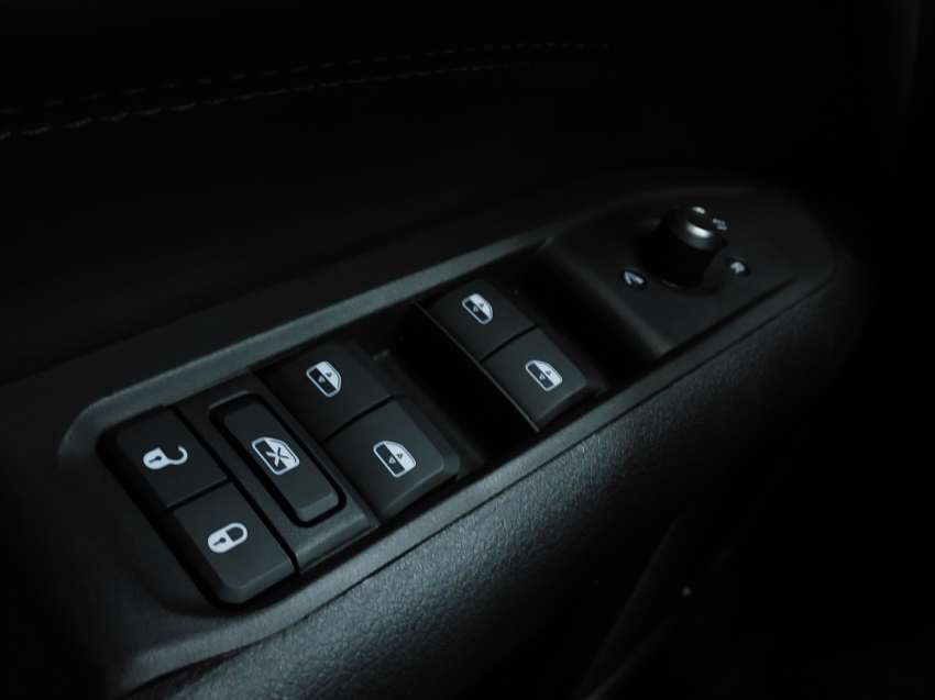 jeep commander 1.3 t270 turbo flex overland at6 4p automatico 202223 jeep commander 1.3 t270 turbo flex overland at6 4p automatico 202223