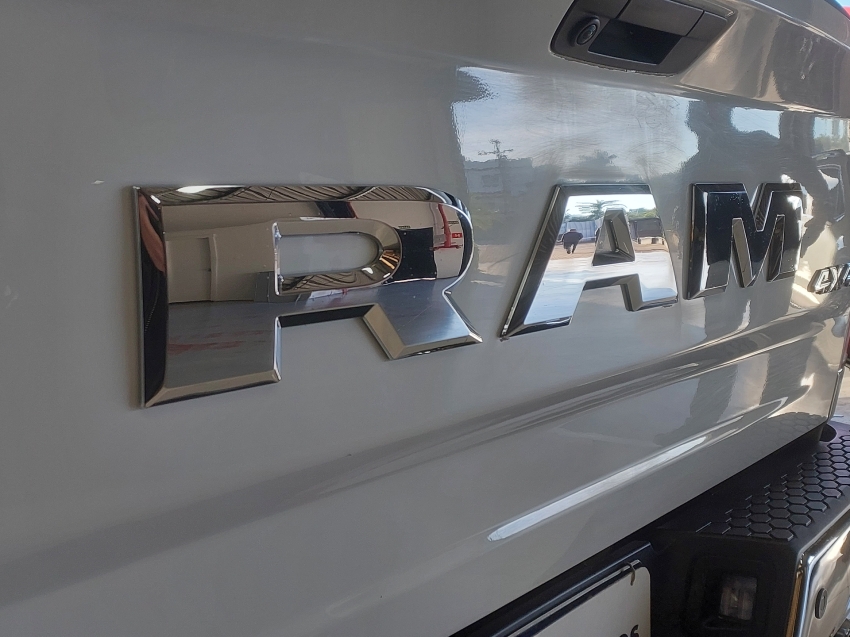 ram classic 5.7 v8 gasolina laramie cd 4x4 automatico 4p 202323