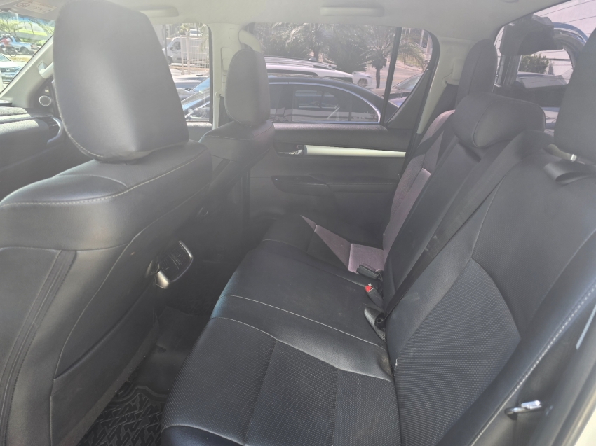 toyota hilux 2.8 d-4d turbo diesel cd srx 4x4 automatico 4p 202112
