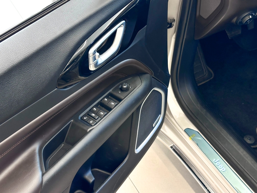 Carro JEEP COMMANDER