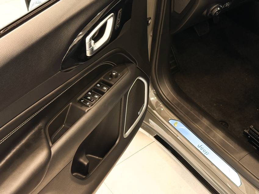 Carro JEEP COMMANDER
