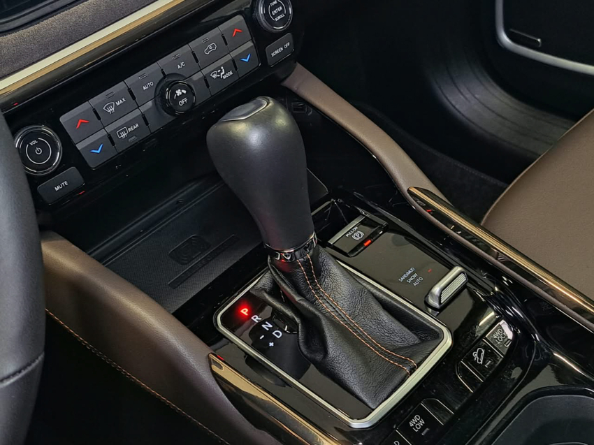 JEEP COMMANDER 2.0 TD380 TURBO DIESEL OVERLAND AT9 19
