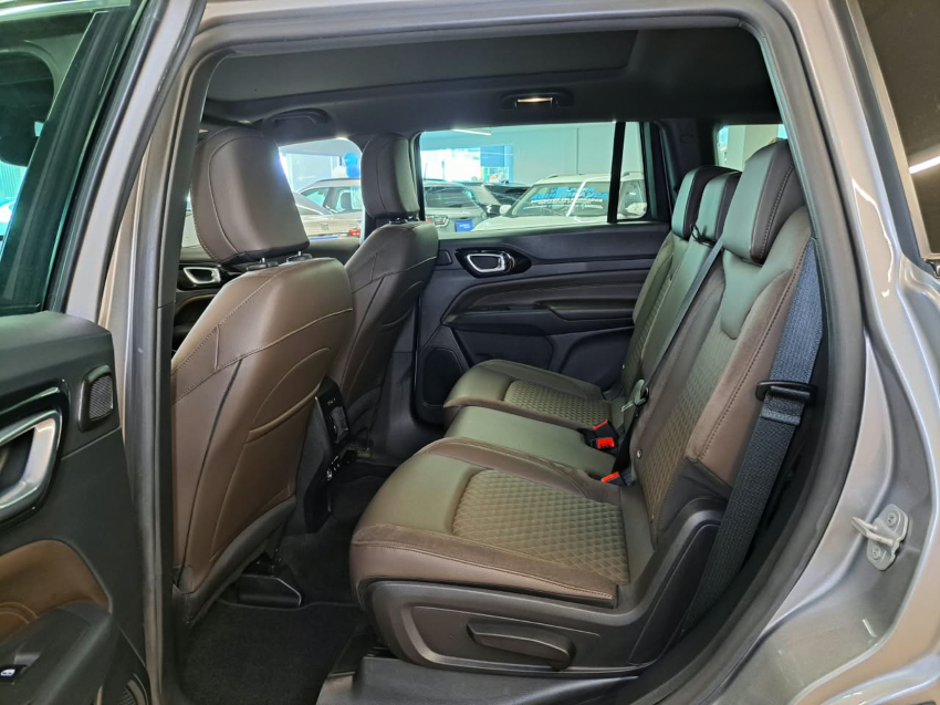 JEEP COMMANDER 2.0 TD380 TURBO DIESEL OVERLAND AT9 25
