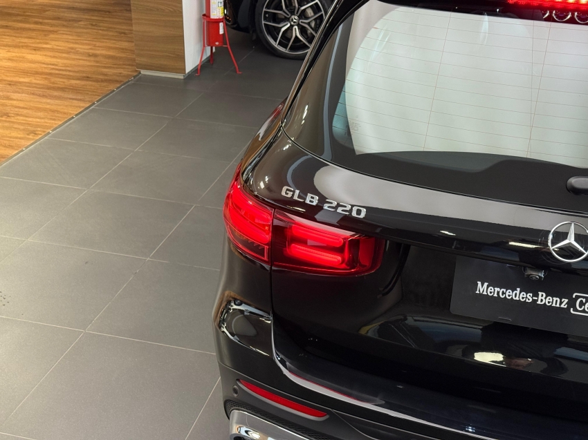 mercedes-benz glb 220 2.0 mhev amg line 4matic 8g-dct hibrido 4p automatico 2025