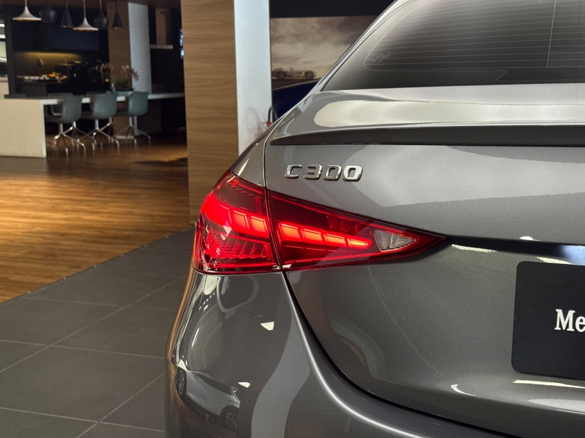 mercedes-benz c 300 2.0 eq boost hibrido amg line 9g-tronic 4p automatico 202511