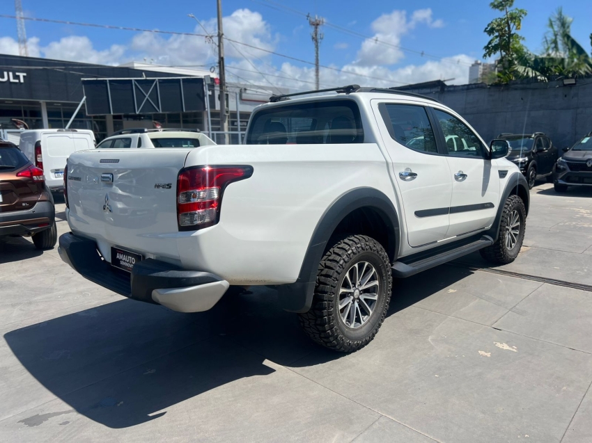 mitsubishi l200 triton 2.4 16v turbo diesel outdoor hpe-s cd 4x4 automatico 4p 2021