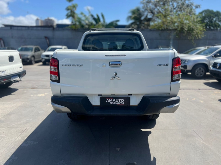 mitsubishi l200 triton 2.4 16v turbo diesel outdoor hpe-s cd 4x4 automatico 4p 2021