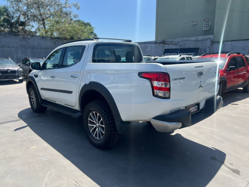 mitsubishi l200 triton 2.4 16v turbo diesel outdoor hpe-s cd 4x4 automatico 4p 2021