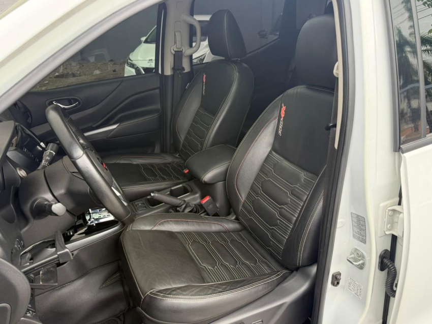 nissan frontier 2.3 16v turbo diesel pro4x cd 4x4 automatico 2.4 4p 202311