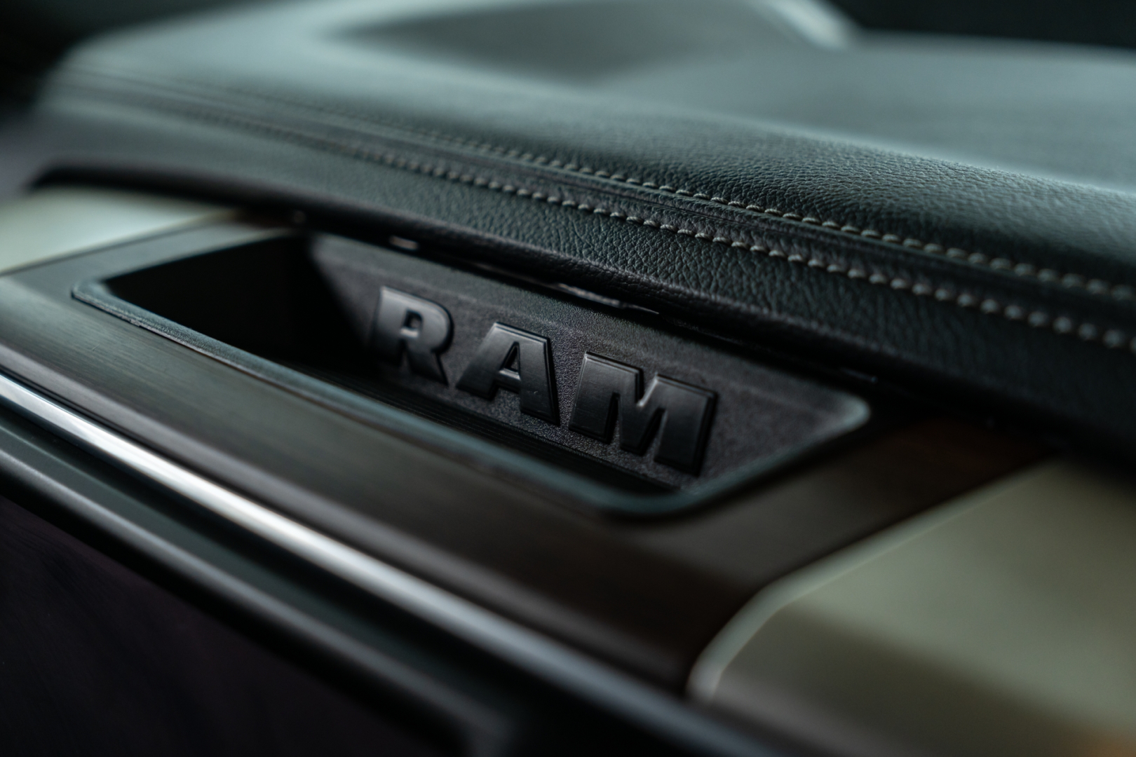 ram classic 5.7 v8 gasolina laramie cd 4x4 automatico 4p 202216