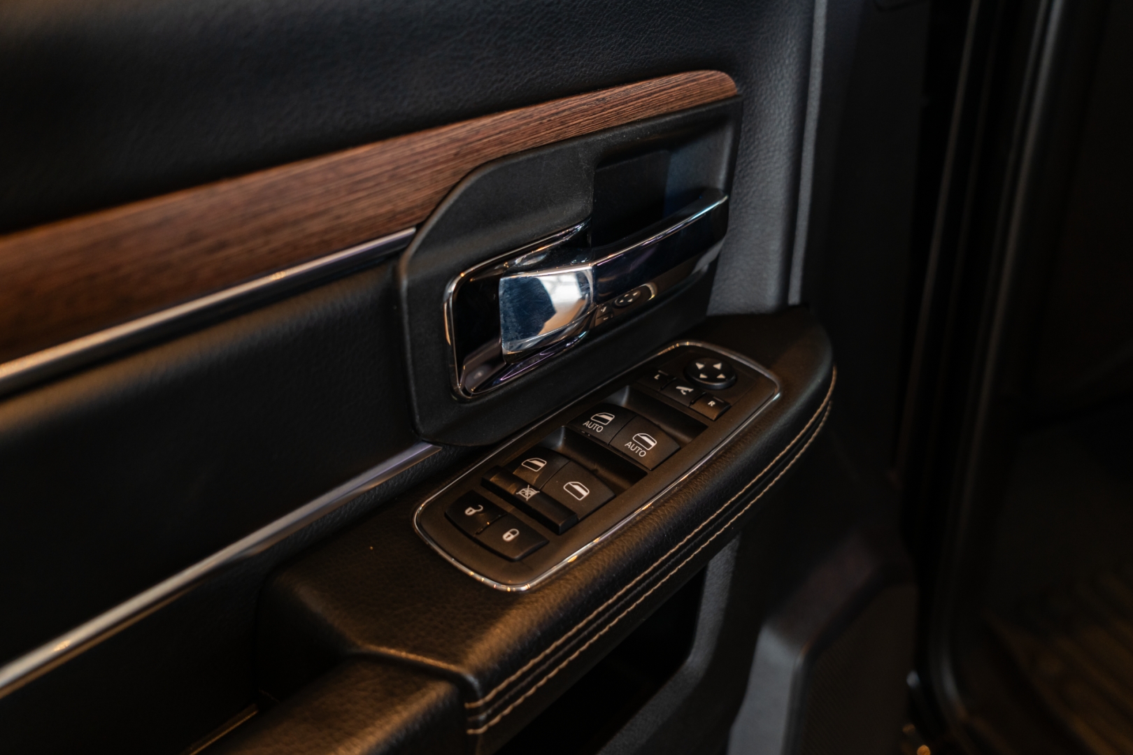 ram classic 5.7 v8 gasolina laramie cd 4x4 automatico 4p 202213