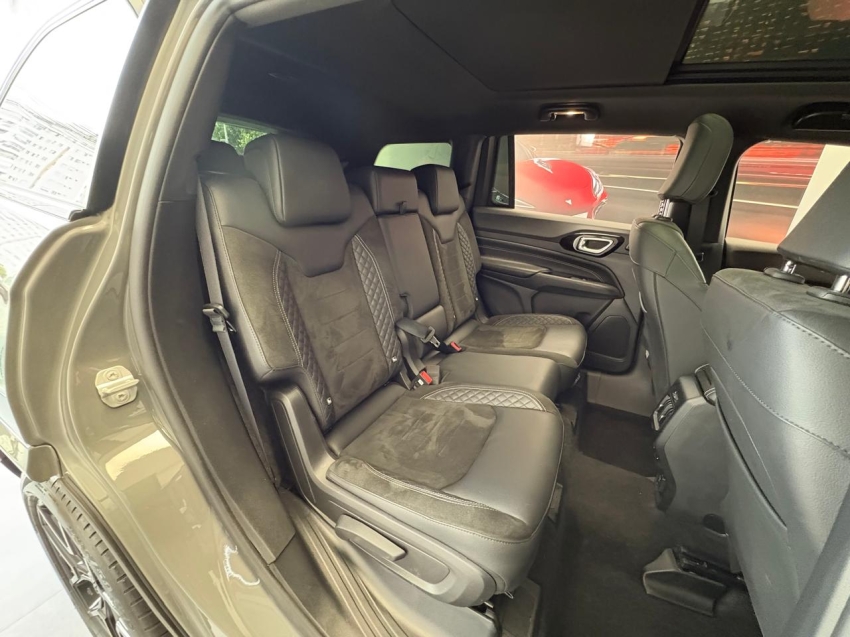 jeep commander 2.0 hurricane 4 turbo gasolina blackhawk at9 24/25 seminovo