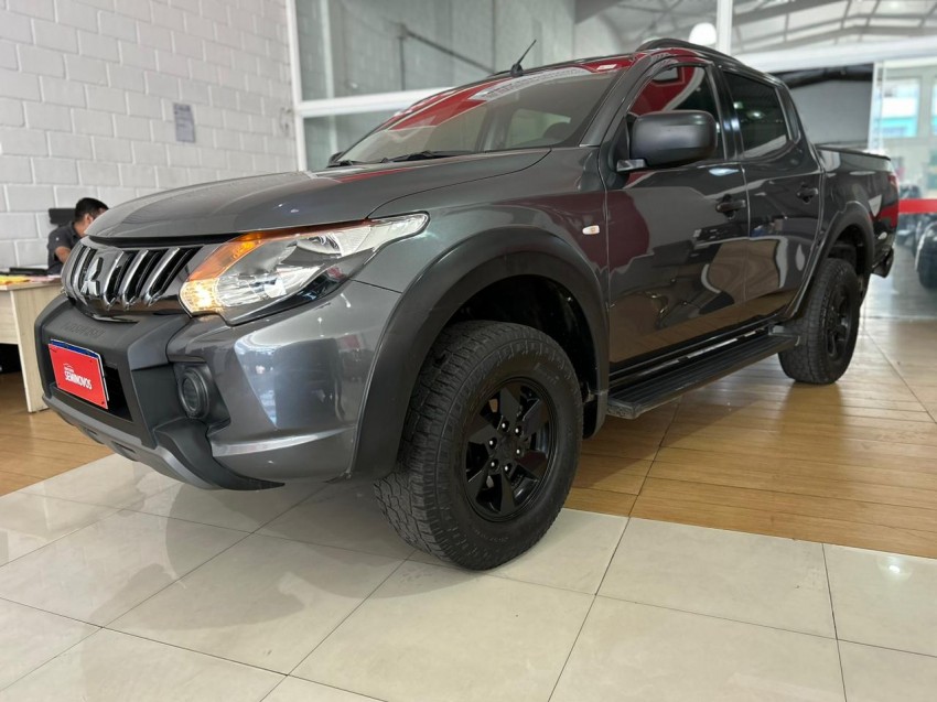 mitsubishi l200 outdoor gls 2.5 4x4 cd tdi diesel 1.0 4p automatico 2022 mitsubishi l200 outdoor gls 2.5 4x4 cd tdi diesel 1.0 4p automatico 2022