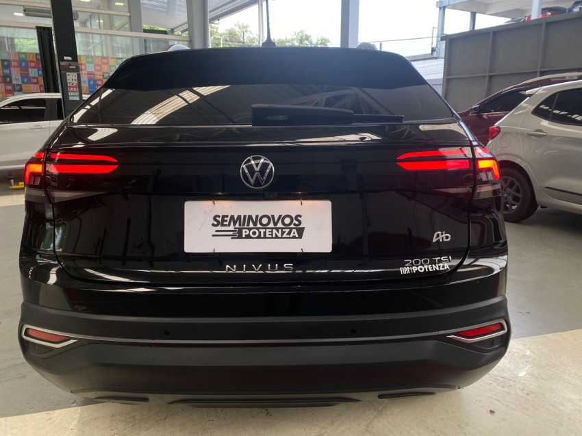 volkswagen nivus 1.0 200 tsi total flex comfortline at 23/24 seminovo4