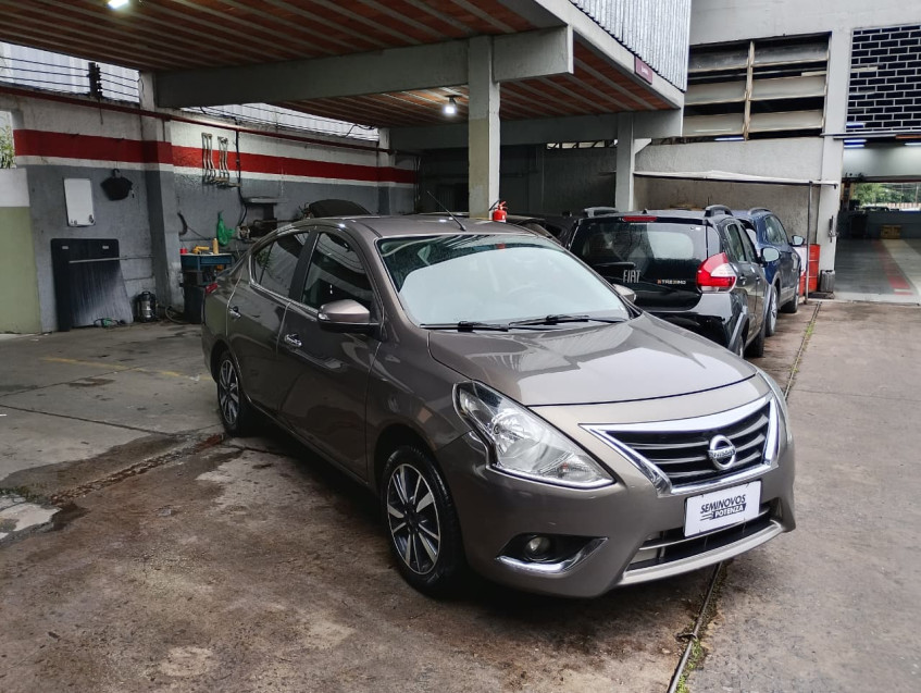 NISSAN VERSA 1.6 16V FLEXSTART SL 4P XTRONIC 17/18 SEMINOVO0