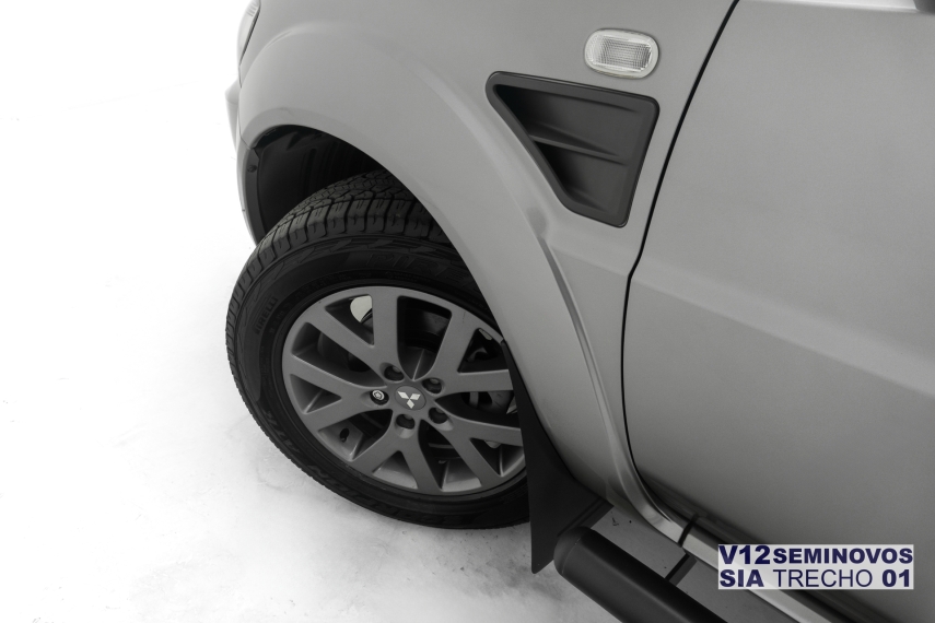 mitsubishi pajero tr4 2.0 4x2 16v 140cv flex 4p automatico 5p 20158