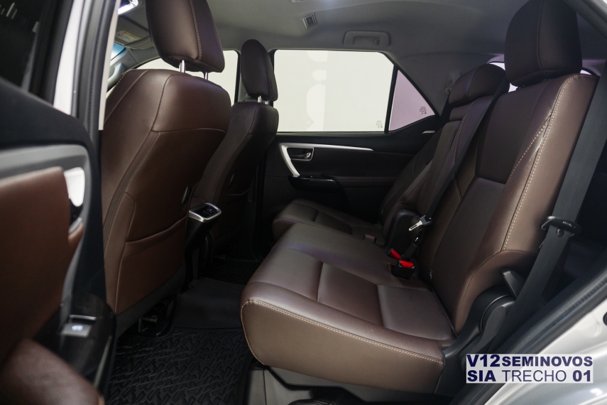 toyota hilux sw4 2.8 srx 4x4 7 lugares 16v turbo intercooler diesel 4p automatico 5p 202013