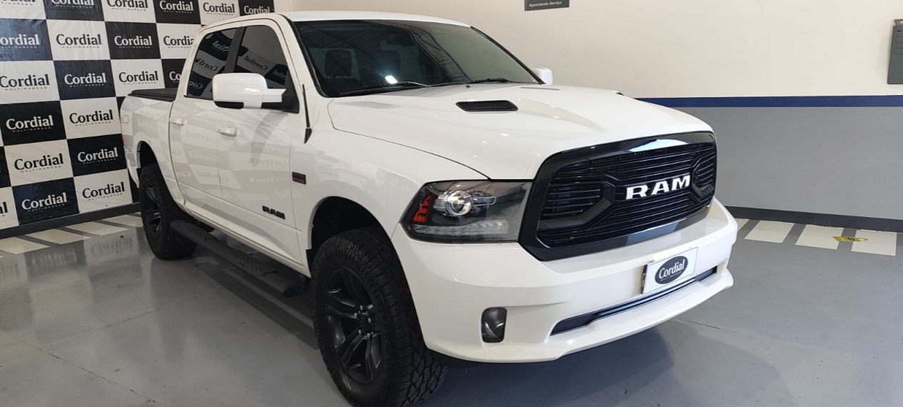 Ram CLASSIC 5.7 V8 GASOLINA LARAMIE NIGHT 2022 em Concórdia