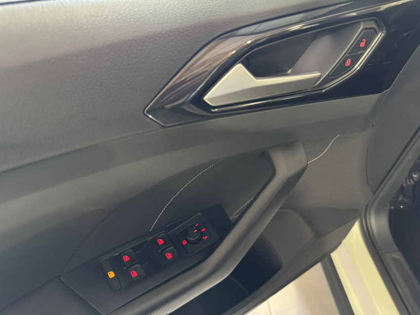 volkswagen t-cross highline.