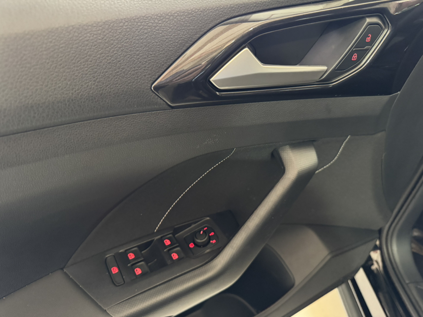 volkswagen t-cross highline.