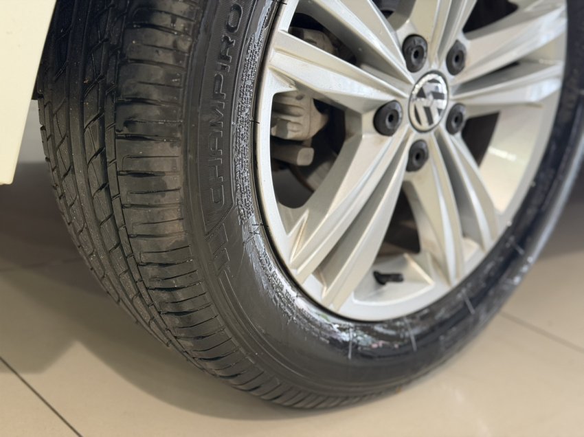 volkswagen polo comfortline + tech 210