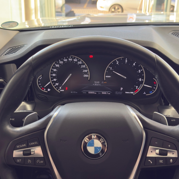 320i