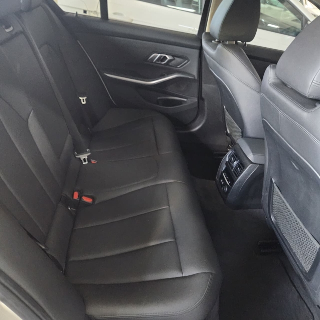 BMW 320I13