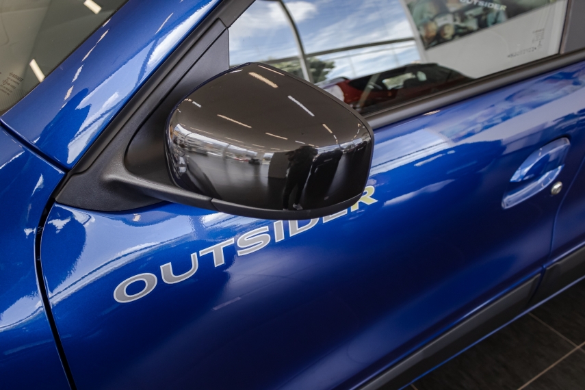 kwid outsider 1.0