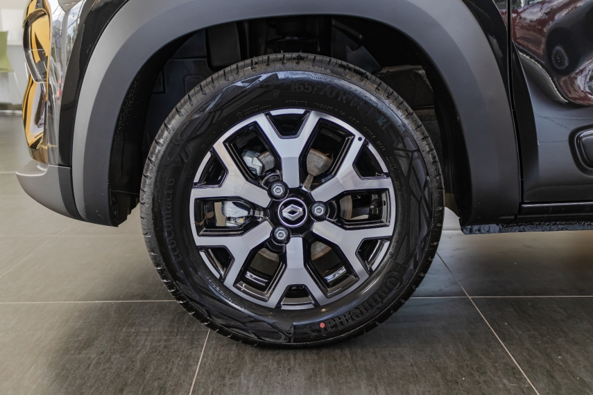 kwid outsider.