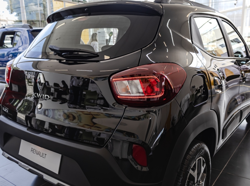 kwid outsider.