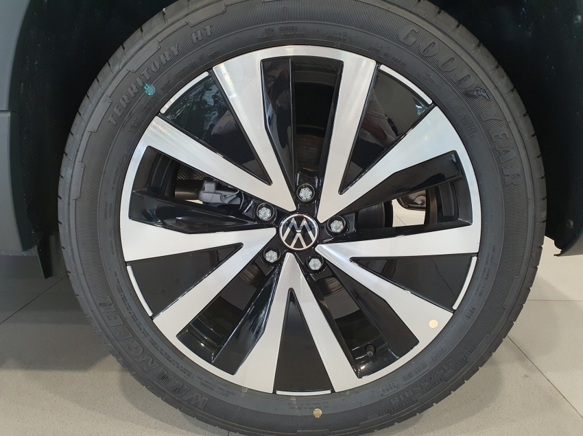 volkswagen taos 1.4 250 tsi total flex comfortline automatico 4p 2025